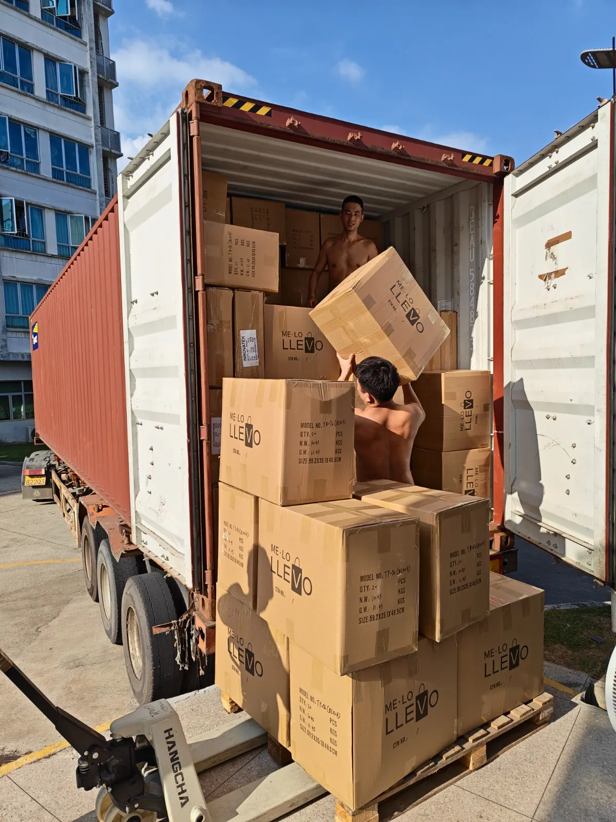 Equipo Dinasty consolidando carga dentro de un contenedor en Shenzhen